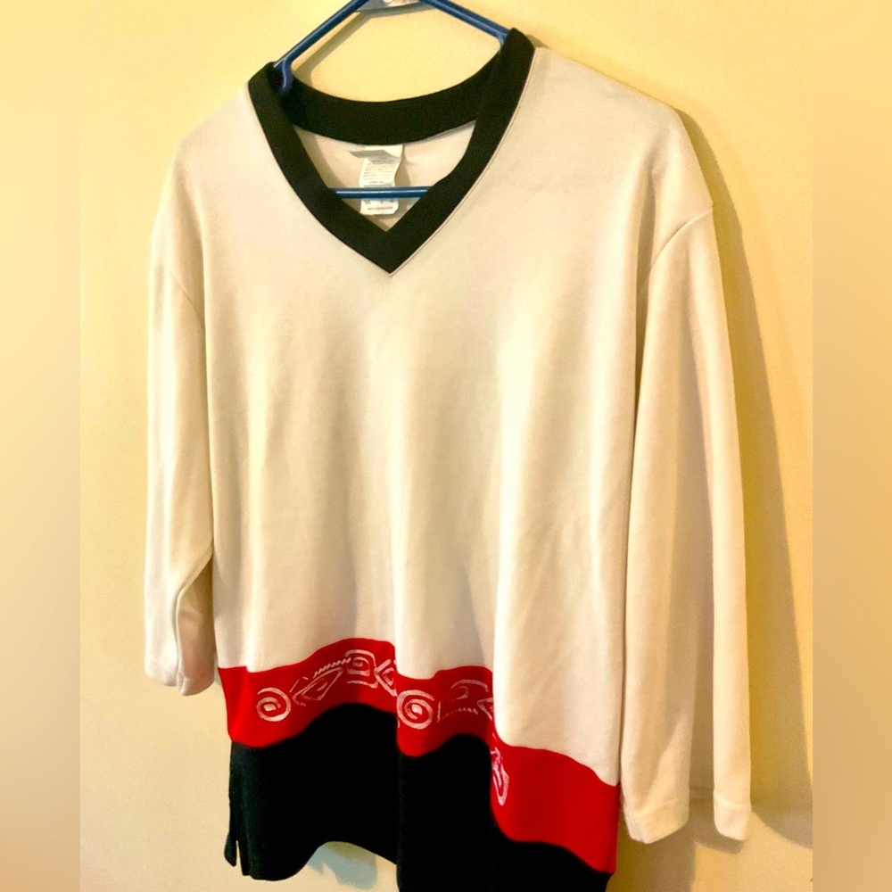 Vintage Links Black and White V-Neck Top